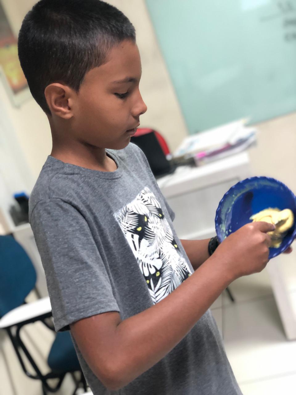 Fisk Itapuranga/GO - Aprendendo cores com "slime"